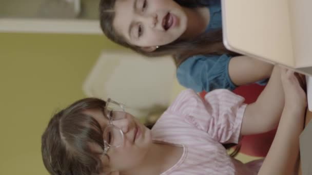 Inteligentne Uczennice Odrabiają Lekcje Matematyki Tabletem Siedzą Przy Biurku Małe — Wideo stockowe