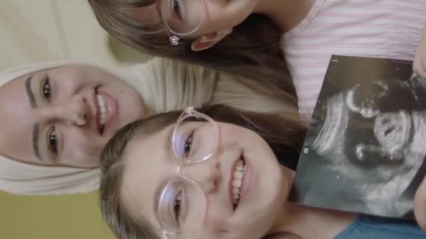 Kleine Meisjes Met Een Beeld Van Hun Ongeboren Broer Zus — Stockvideo