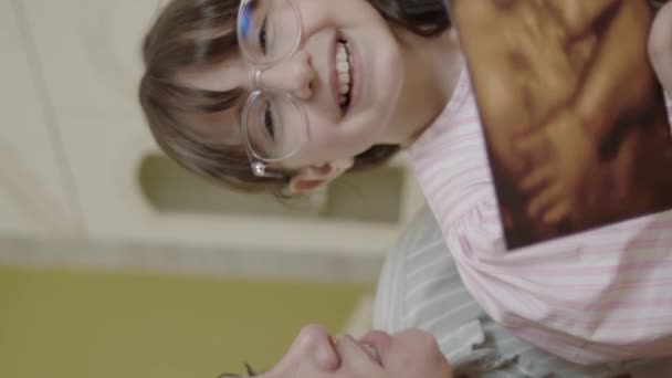 Küçük Şirin Abaküsle Oynayan Kızlar Çocuklar Evde Ahşap Abaküsle Oynuyorlar — Stok video