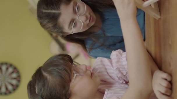 Κορίτσια Παίζουν Τον Χαριτωμένο Μικρό Άβακα Παιδιά Παίζουν Ξύλινα Άβακα — Αρχείο Βίντεο