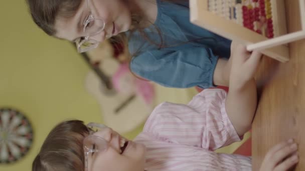 Holky Hrají Roztomilým Malým Abacusem Děti Doma Hrají Dřevěným Abakusem — Stock video