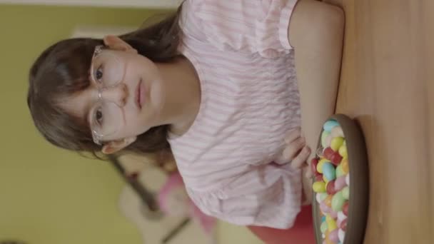 Κοριτσάκια Κάνουν Διάλειμμα Από Μαθήματά Τους Και Τρώνε Πολύχρωμα Γλυκά — Αρχείο Βίντεο
