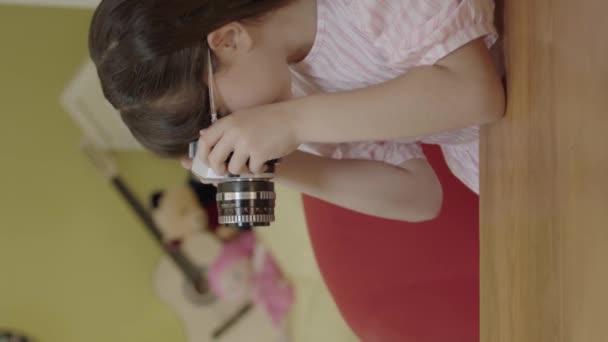 Kleine Mooie Schattige Meisjes Zitten Aan Tafel Kinderkamer Maken Foto — Stockvideo