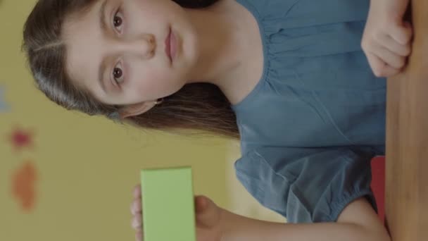 Dívka Držící Zelenou Krabici Stole Dětském Pokoji Ukazující Produkt Usmívající — Stock video