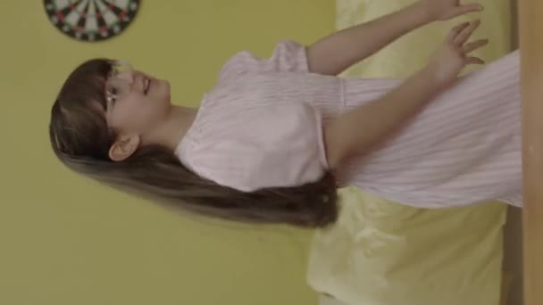 Niña Amiga Están Divirtiendo Juntas Casa Chica Está Tocando Guitarra — Vídeos de Stock