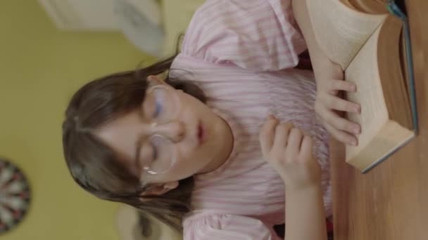 Uzun Saçlı Küçük Bir Kız Odasında Bir Kitap Okuyor Sevimli — Stok video