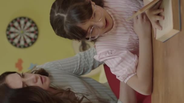 Petite Fille Tousse Pendant Ses Devoirs Mal Gorge Raison Symptôme — Video