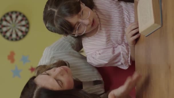 Маленької Дівчинки Кашель Підходить Під Час Виконання Домашнього Завдання Має — стокове відео
