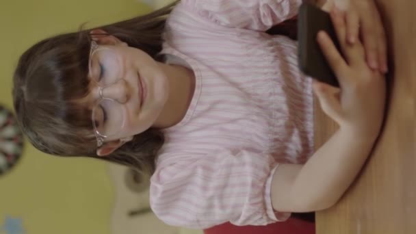 Маленька Мила Красива Дівчинка Використовує Нову Технологію Граючи Онлайн Гру — стокове відео