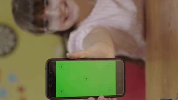 Pequena Linda Menina Usando Nova Tecnologia Enquanto Joga Jogo Online — Vídeo de Stock