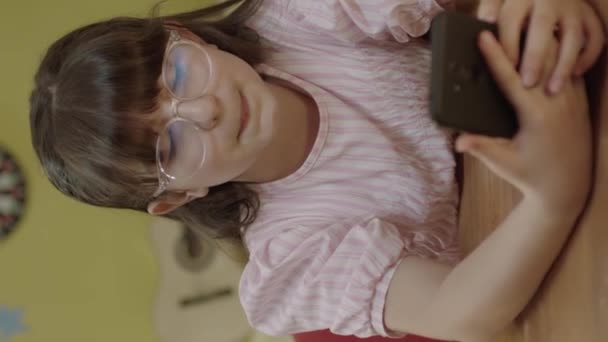 Petite Jolie Fille Mignonne Utilisant Une Nouvelle Technologie Tout Jouant — Video