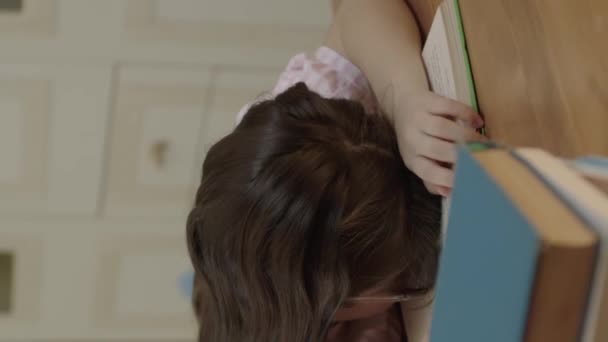 Müdes Kleines Mädchen Müde Von Den Schularbeiten Das Probleme Büchern — Stockvideo