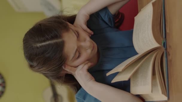 Uma Menina Com Cabelo Comprido Está Lendo Livro Seu Quarto — Vídeo de Stock