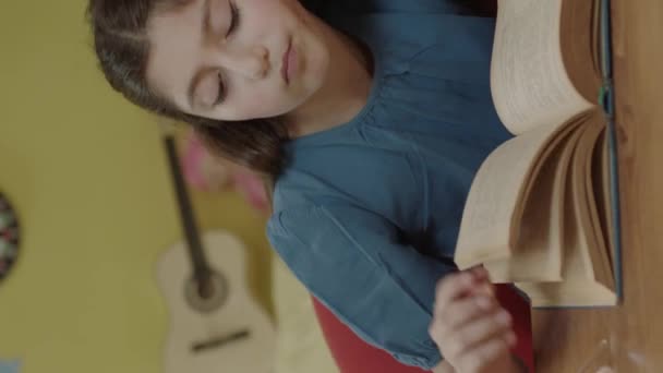 Mała Dziewczynka Długimi Włosami Czyta Książkę Swoim Pokoju Cute Little — Wideo stockowe