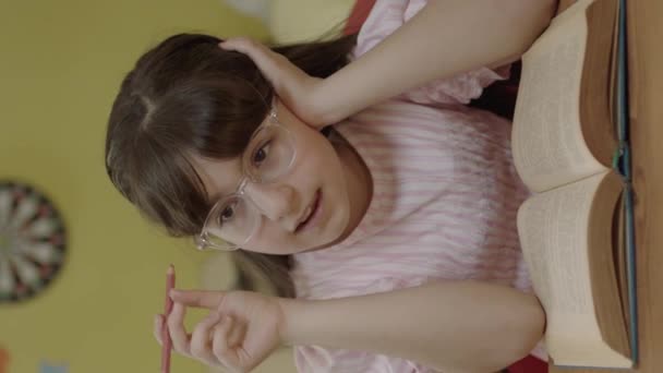 Ein Kleines Mädchen Mit Langen Haaren Liest Ihrem Zimmer Ein — Stockvideo