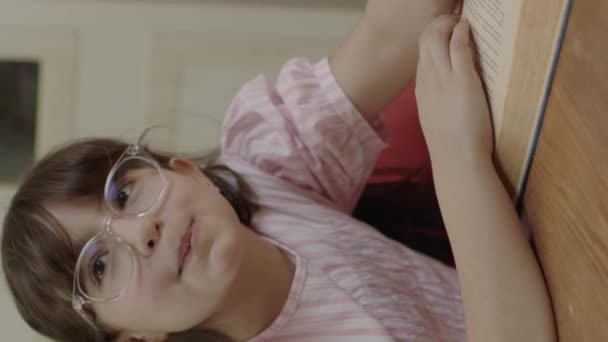 Una Bambina Con Capelli Lunghi Sta Leggendo Libro Nella Sua — Video Stock