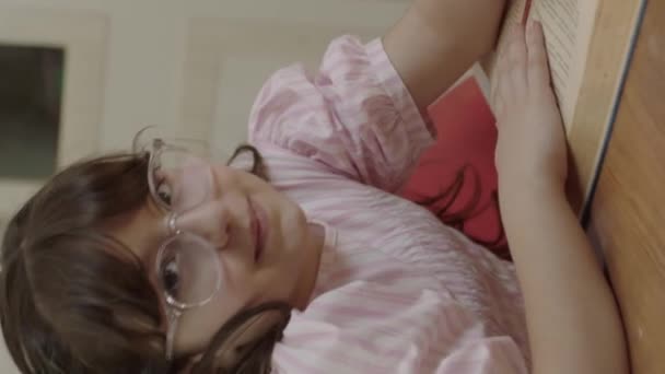 Kleine Süße Schöne Mädchen Mit Neuer Technologie Beim Spielen Von — Stockvideo