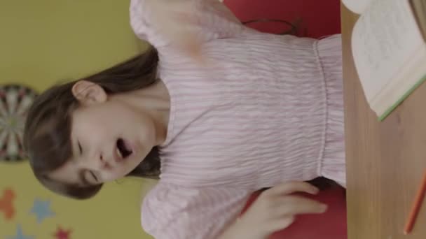 Gadis Kecil Yang Mengatakan Berhenti Dengan Tangannya Terhadap Kejahatan Dan — Stok Video