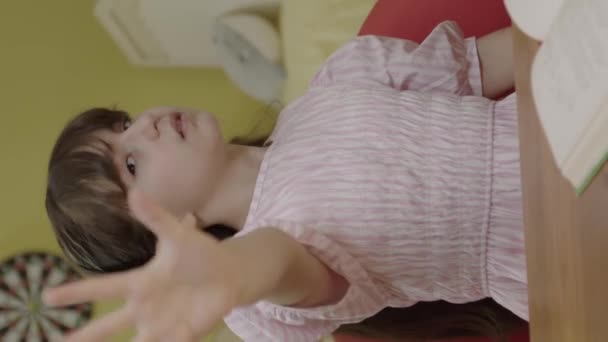 Het Kleine Meisje Dat Zegt Stop Met Haar Hand Tegen — Stockvideo