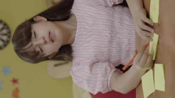 Den Lilla Flickan Som Säger Stopp Med Handen Mot Ondskan — Stockvideo