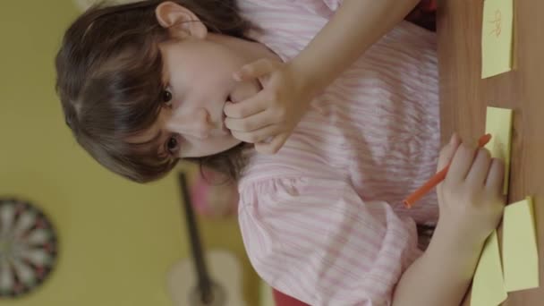 Het Kleine Meisje Dat Zegt Stop Met Haar Hand Tegen — Stockvideo