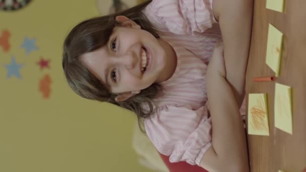 Дома Маленькая Девочка Сидит Столом Перечисляя Заняться Маленьких Цветных Бумажках — стоковое видео