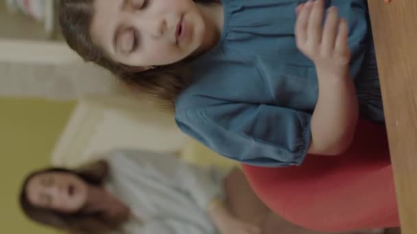 Дома Маленькая Девочка Сидит Столом Перечисляя Заняться Маленьких Цветных Бумажках — стоковое видео