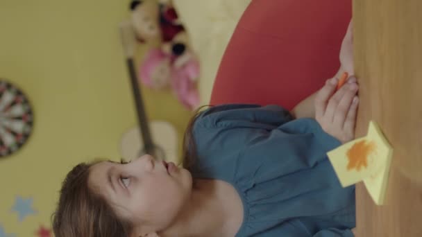 Evde Küçük Kız Masada Ekranın Sağındaki Boş Reklam Yeriyle Konuşuyor — Stok video