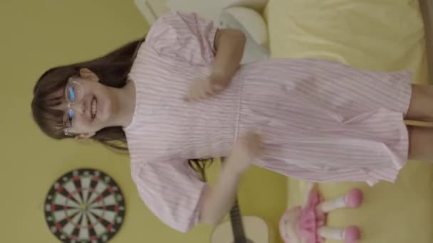 Retrato Menina Feliz Dançando Divertindo Sozinha Seu Quarto Sua Casa — Vídeo de Stock
