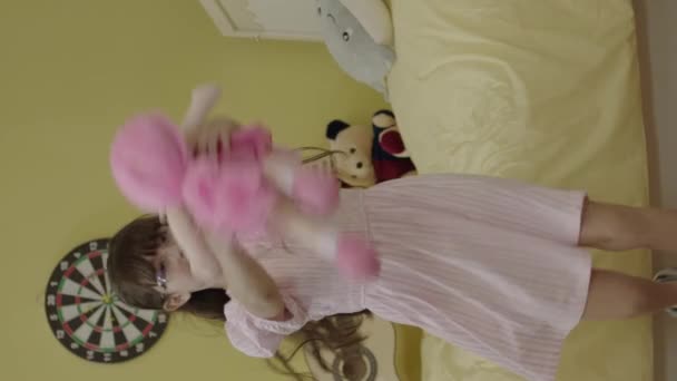 Retrato Menina Feliz Dançando Divertindo Sozinha Seu Quarto Sua Casa — Vídeo de Stock