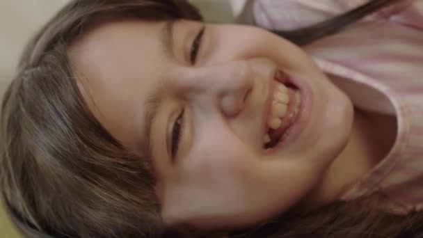 Küçük Tatlı Kız Selfie Çekiyor Video Kaydediyor Güzel Anları Fotoğraflıyor — Stok video
