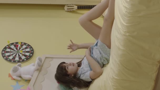 Mała Dziewczynka Śpiewa Sama Łóżku Grając Wymyślonej Gitarze Używając Wyimaginowanego — Wideo stockowe