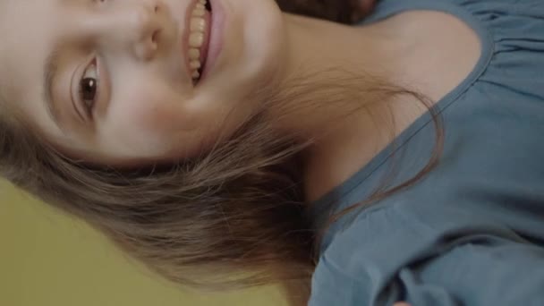 Niña Linda Tomando Selfie Grabación Vídeo Fotografiando Hermoso Momento Hija — Vídeos de Stock