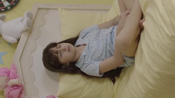 Retrato Dramático Menina Com Rosto Triste Sentado Sua Cama Menina — Vídeo de Stock