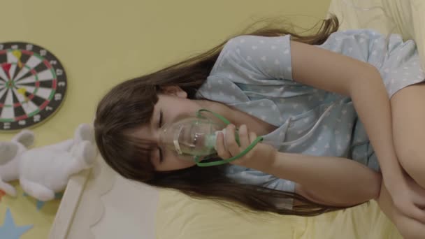 Kislánynak Légszomja Van Gyerekágyban Belélegzi Füstgyógyszert Asztmás Kislány Lélegeztetőgéppel Maszkos — Stock videók