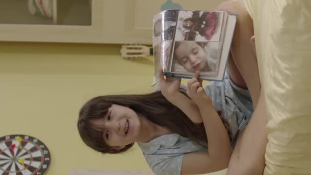 Boldog Aranyos Kislány Nézi Gyerekkori Képeket Magáról Albumában Felidézi Emlékeket — Stock videók