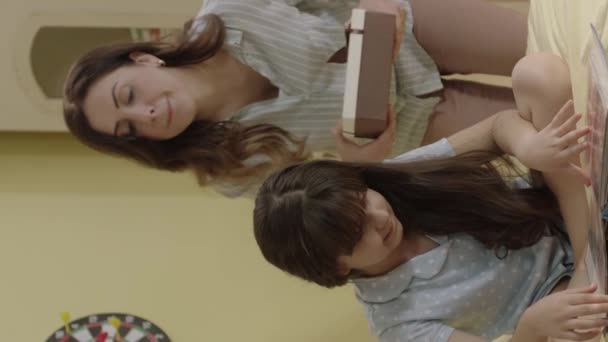 Matka Dává Dárek Narozeninám Své Dceři Sedí Posteli Svém Pokoji — Stock video