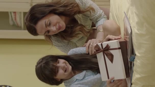 Mor Giver Fødselsdagsgave Til Sin Datter Der Sidder Sin Seng – Stock-video