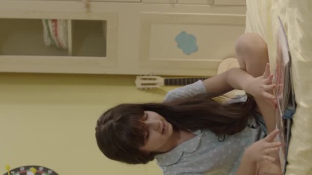 Matka Dává Dárek Narozeninám Své Dceři Sedí Posteli Svém Pokoji — Stock video