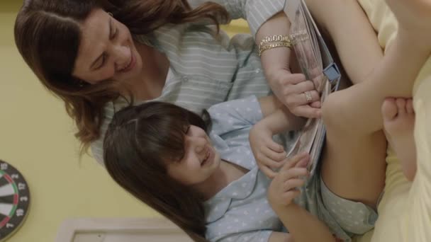 Glückliches Nettes Kleines Mädchen Und Ihre Mutter Betrachten Kindheitsfotos Album — Stockvideo