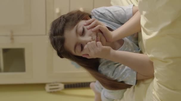 Een Jonge Moeder Probeert Praten Met Haar Trieste Verveelde Dochtertje — Stockvideo
