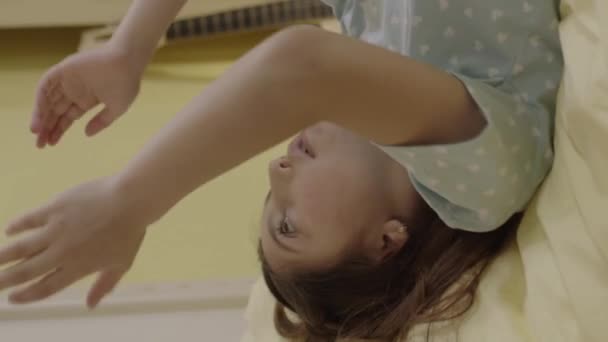 Una Ragazza Annoiata Casa Drammatico Ritratto Bambina Dal Viso Triste — Video Stock