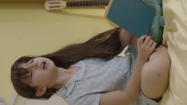 Doente Alérgica Menina Espirrando Lendo Livro Cama Seu Quarto Menina — Vídeo de Stock