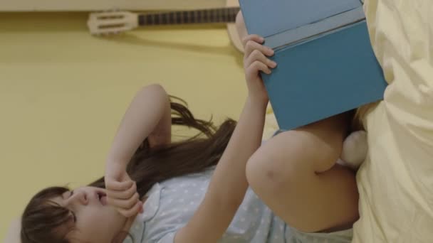 Hasta Alerjisi Olan Küçük Bir Kız Hapşırıyor Odasında Yatağında Kitap — Stok video