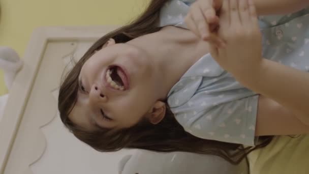 Een Klein Meisje Die Goocheltrucs Doet Met Haar Vingers Slaapkamer — Stockvideo