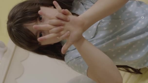Κοριτσάκι Κάνει Μαγικά Κόλπα Δάχτυλά Της Στην Κρεβατοκάμαρα Αγόρι Που — Αρχείο Βίντεο