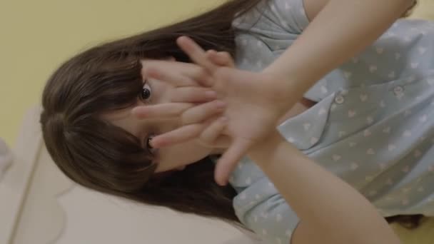 Küçük Kız Parmaklarıyla Yatak Odasında Sihirbazlık Yapıyor Büyüdüğünde Illüzyonist Olmak — Stok video