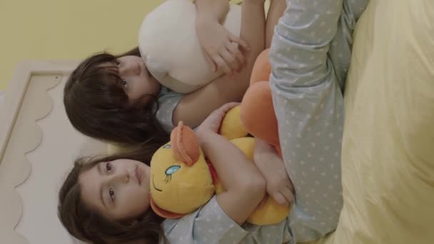 Dwie Młodsze Siostry Oglądające Ekscytujący Film Owinięty Pluszowe Zabawki Rodzeństwo — Wideo stockowe