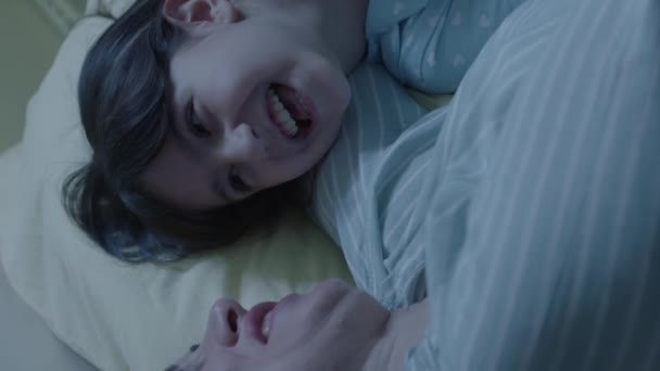 Мила Мати Маленька Дочка Розважаються Лежачи Ліжку Розмовляючи Спальні Лінивих — стокове відео