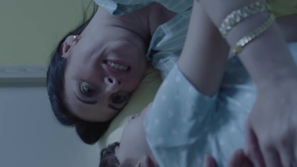 Χαριτωμένη Μητέρα Και Μικρή Κόρη Της Διασκεδάζουν Ξαπλωμένη Στο Κρεβάτι — Αρχείο Βίντεο